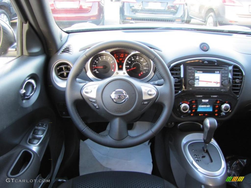 2011 Nissan Juke SV Controls Photo #46590504