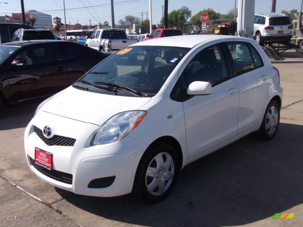 2009 Yaris 5 Door Liftback - Polar White / Dark Charcoal photo #1