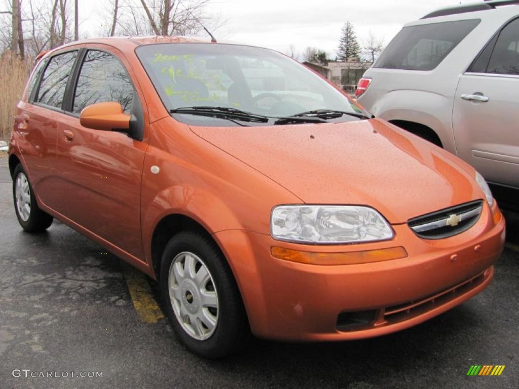 2005 Aveo LT Hatchback - Spicy Orange Metallic / Gray photo #1