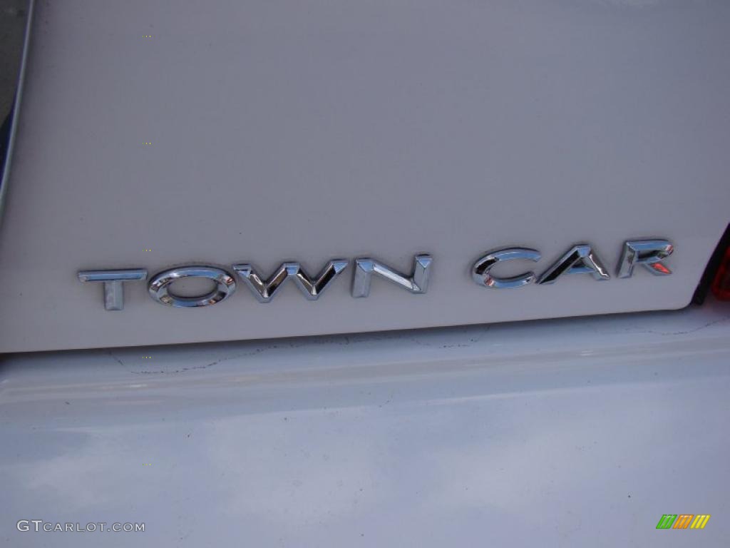 2009 Town Car Signature Limited - Vibrant White / Light Camel photo #34
