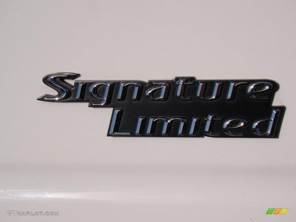 2009 Town Car Signature Limited - Vibrant White / Light Camel photo #35