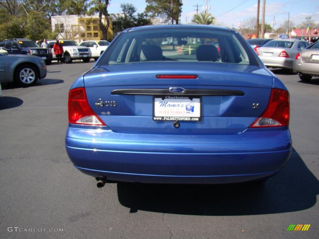 2002 Focus SE Sedan - Malibu Blue Metallic / Medium Graphite photo #6