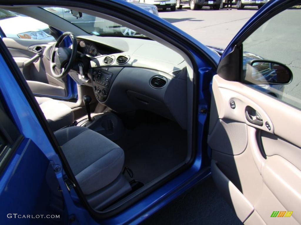 2002 Focus SE Sedan - Malibu Blue Metallic / Medium Graphite photo #12
