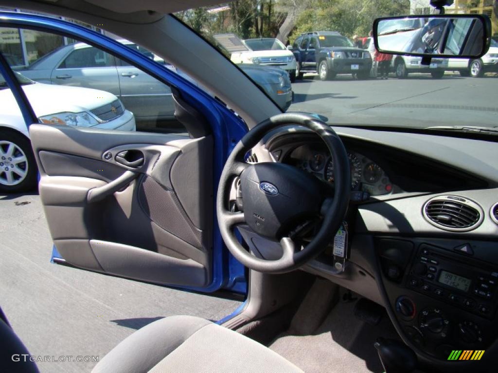 2002 Focus SE Sedan - Malibu Blue Metallic / Medium Graphite photo #15