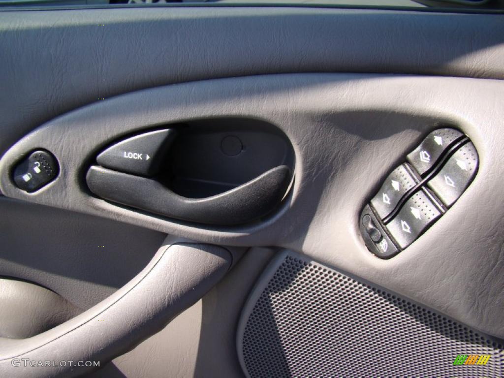 2002 Focus SE Sedan - Malibu Blue Metallic / Medium Graphite photo #18