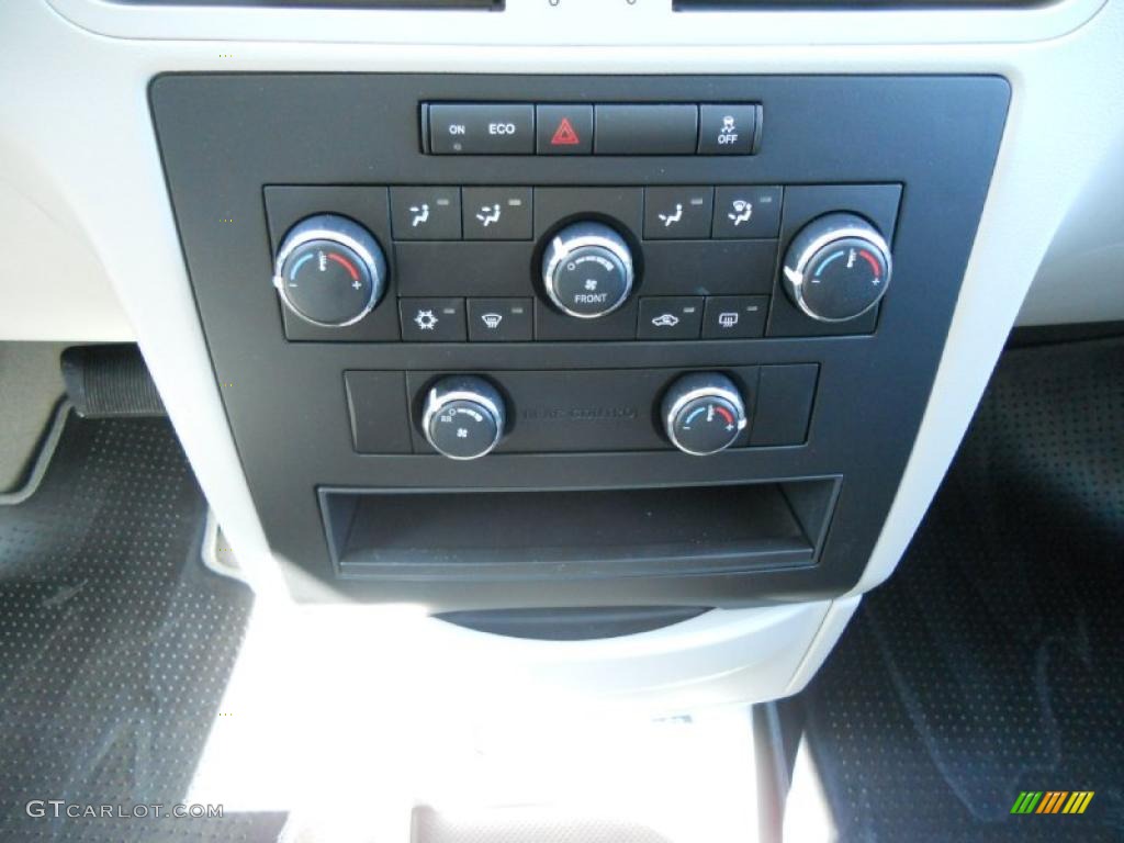 2011 Volkswagen Routan S Controls Photo #46607235