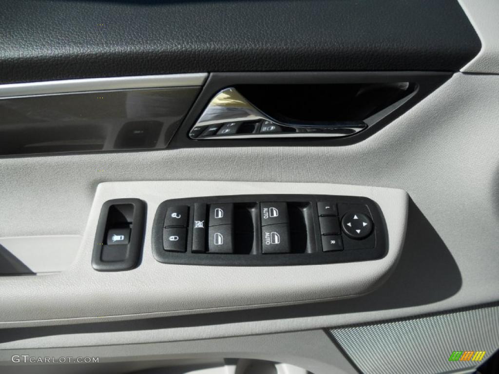 2011 Volkswagen Routan S Controls Photo #46607241
