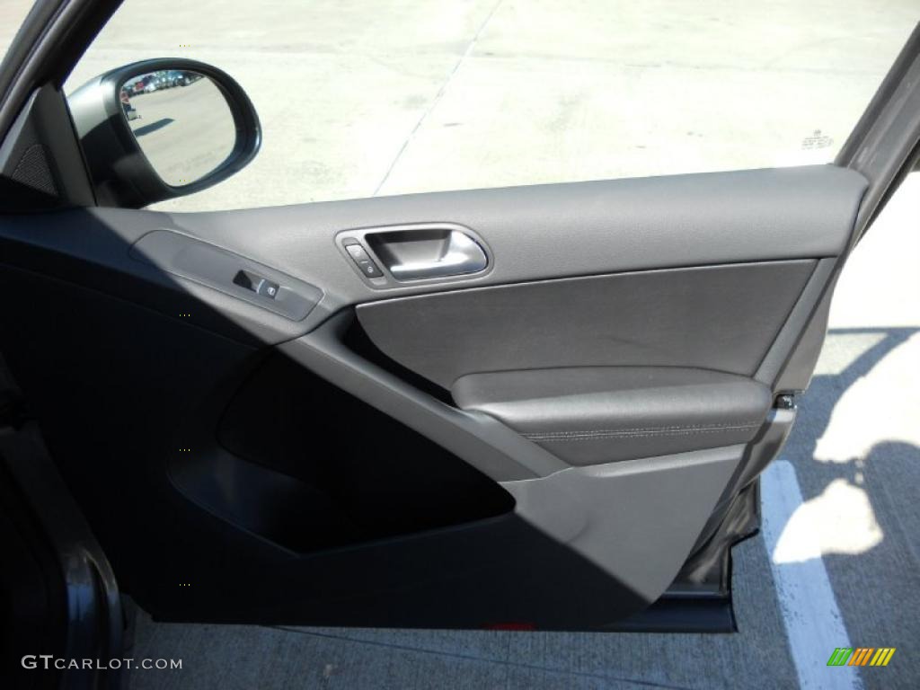 2011 Volkswagen Tiguan SE Charcoal Door Panel Photo #46607473