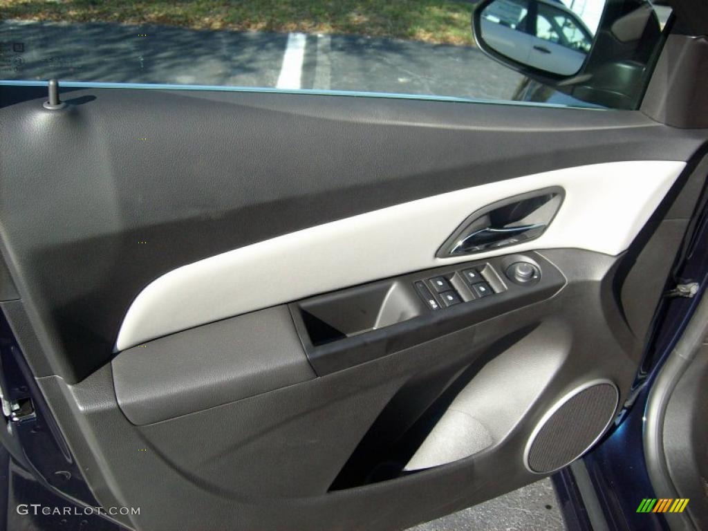 2011 Chevrolet Cruze LT/RS Medium Titanium Door Panel Photo #46616230