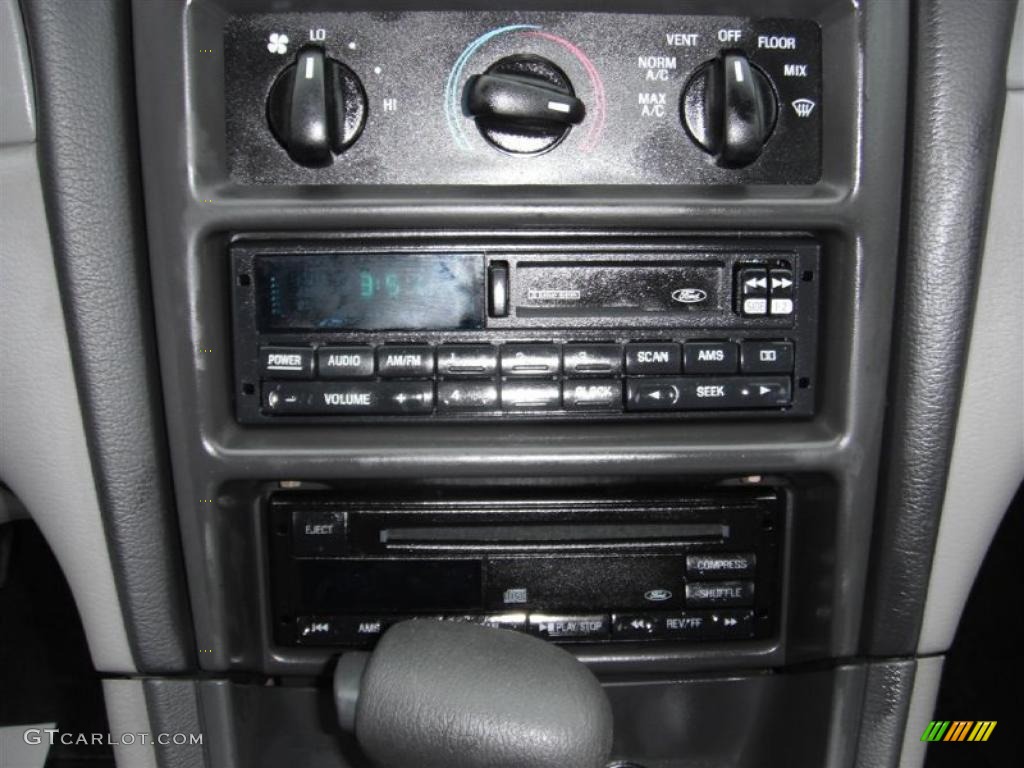 2000 Ford Mustang V6 Coupe Controls Photo #46621252