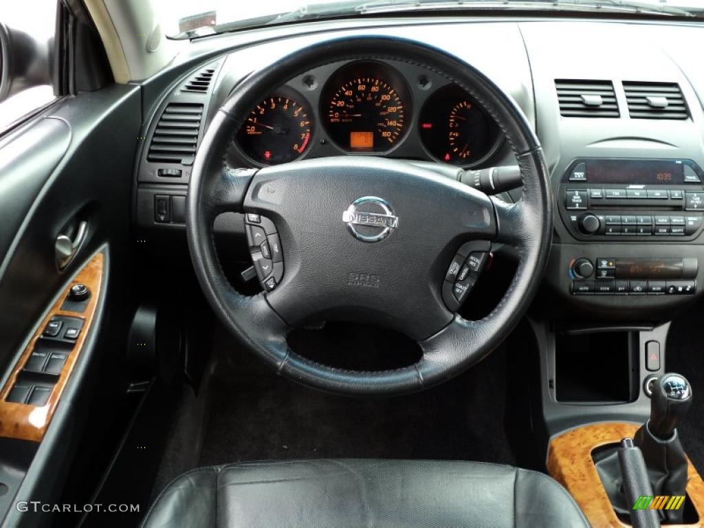 2002 Nissan Altima 3.5 SE Charcoal Black Steering Wheel Photo #46623535