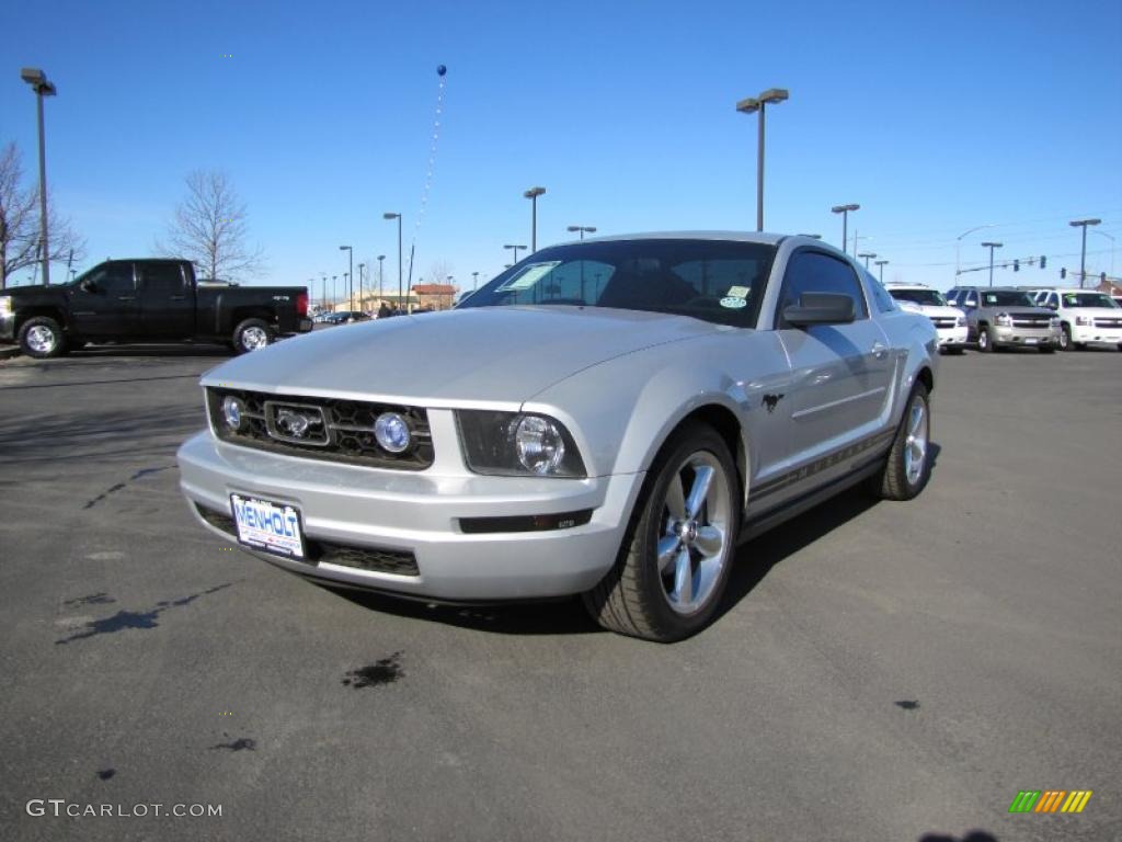 2006 Mustang V6 Deluxe Coupe - Satin Silver Metallic / Dark Charcoal photo #2