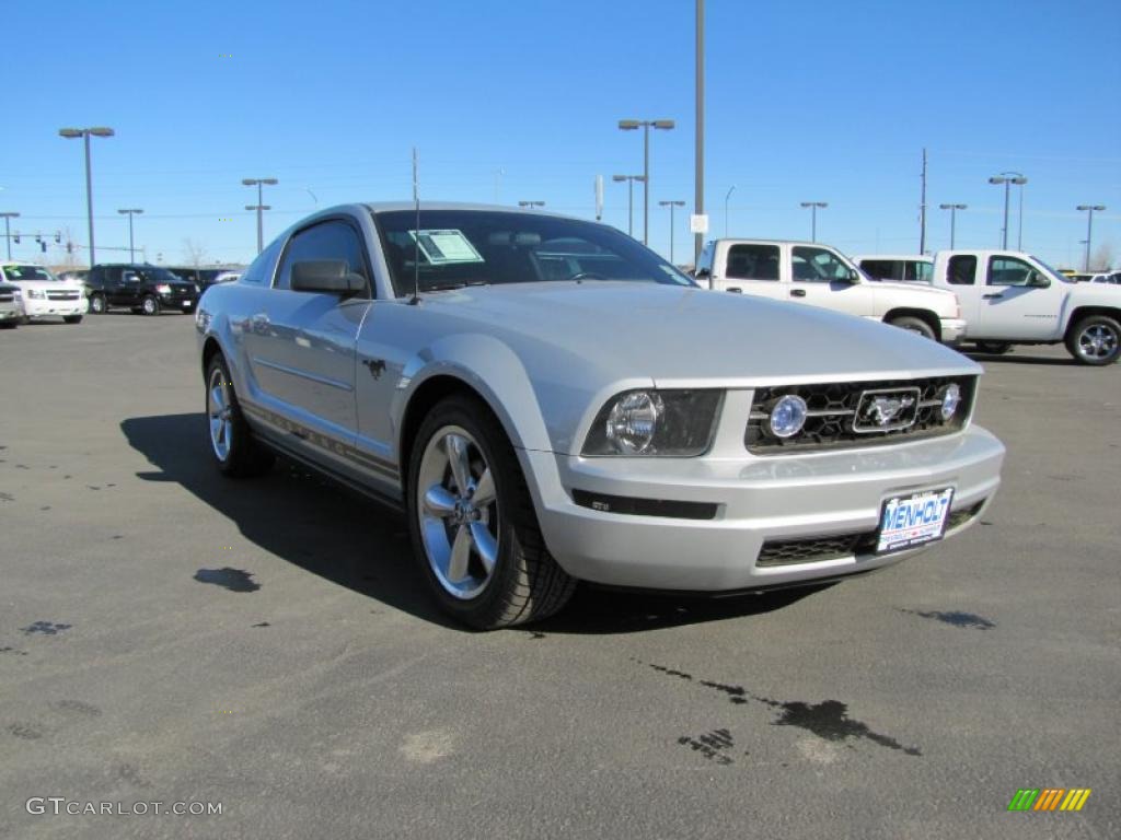 2006 Mustang V6 Deluxe Coupe - Satin Silver Metallic / Dark Charcoal photo #4