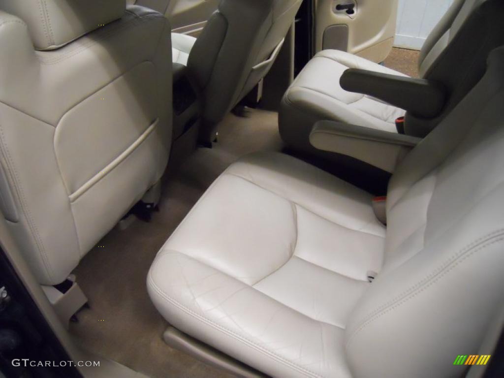 Tan/Neutral Interior 2004 Chevrolet Suburban 1500 Z71 4x4 Photo #46634387