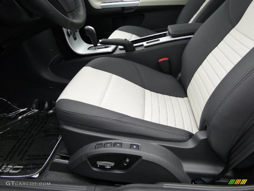 2011 Volvo C30 T5 Controls Photo #46634849