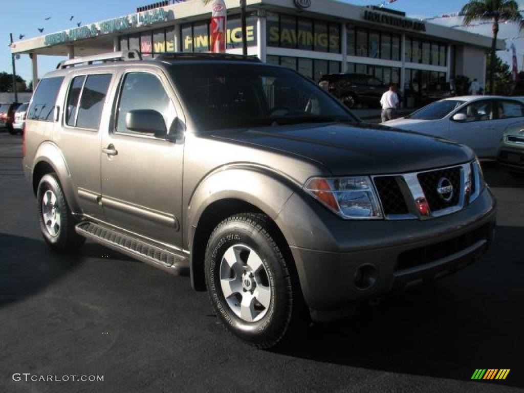 Avalanche White Nissan Pathfinder