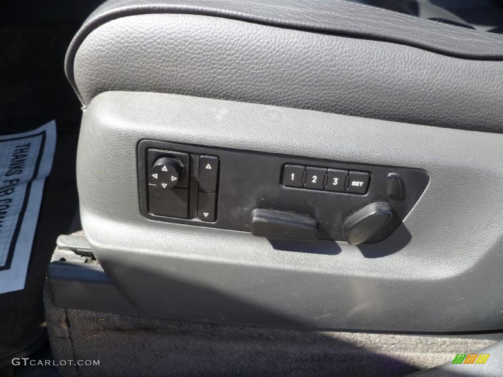 2005 Volkswagen Touareg V8 Controls Photo #46651292