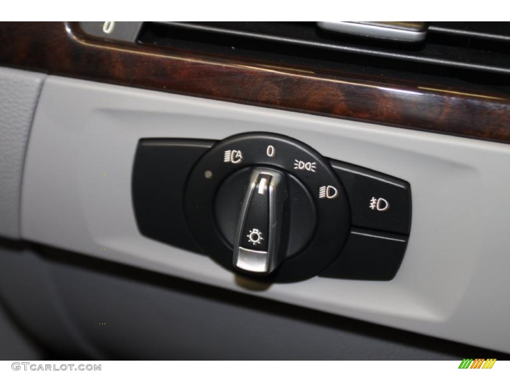 2011 BMW 3 Series 335i Sedan Controls Photo #46666352