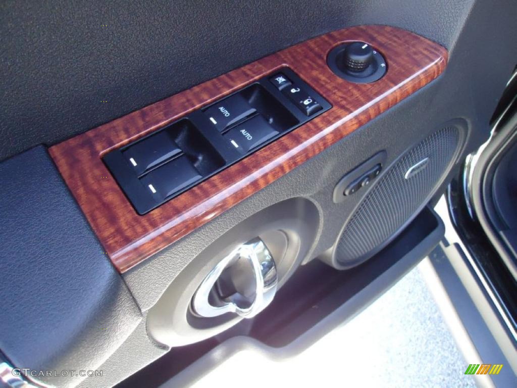 2010 Jeep Commander Limited Controls Photo #46667309