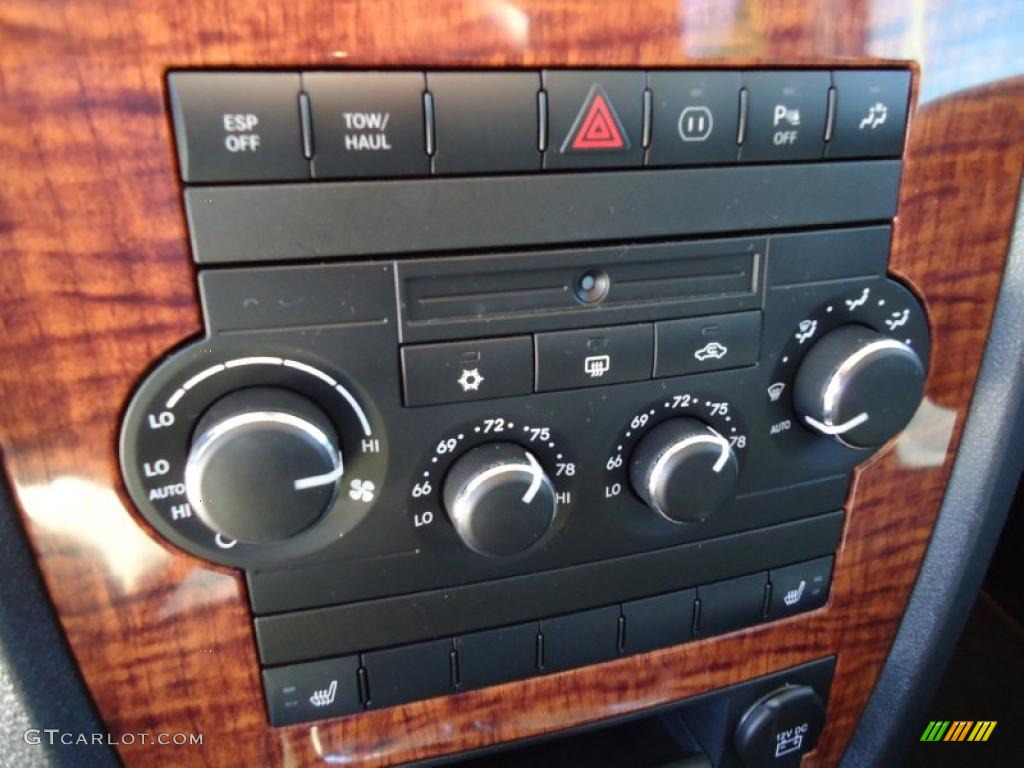 2010 Jeep Commander Limited Controls Photo #46667365