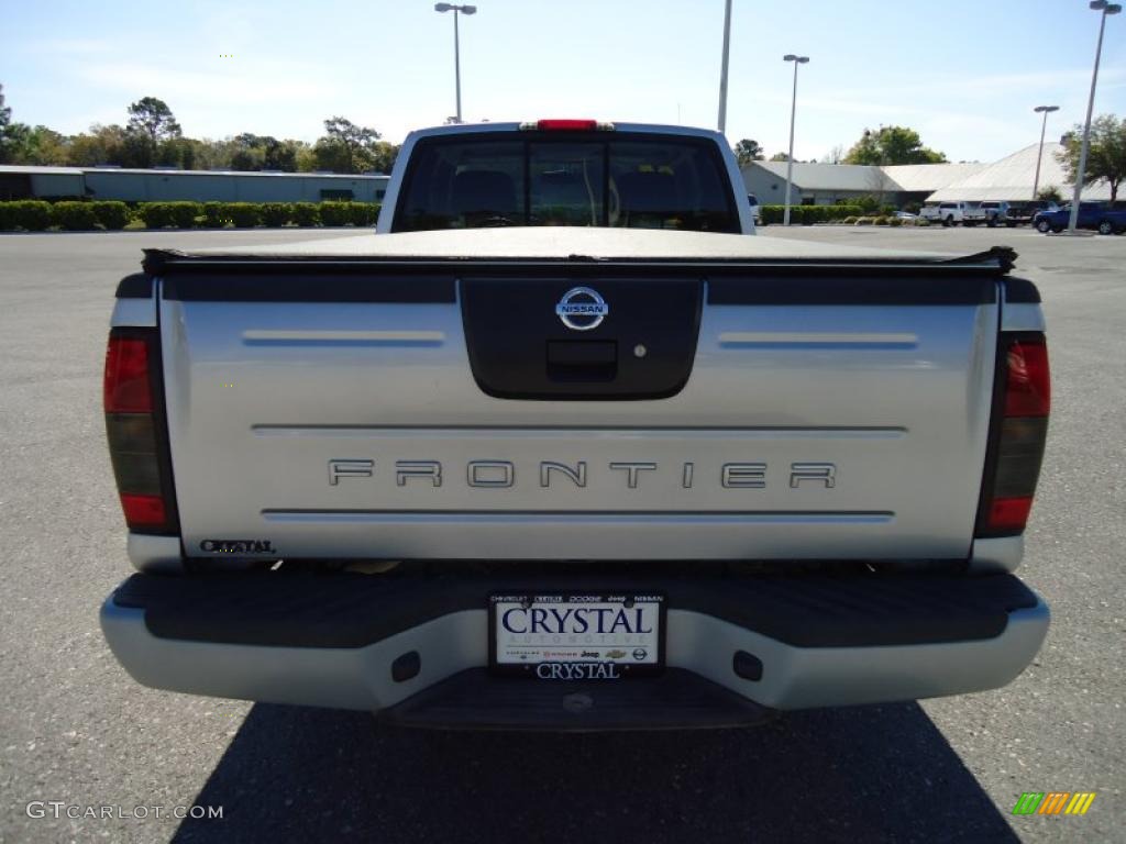 2004 Frontier XE King Cab - Radiant Silver Metallic / Gray photo #7