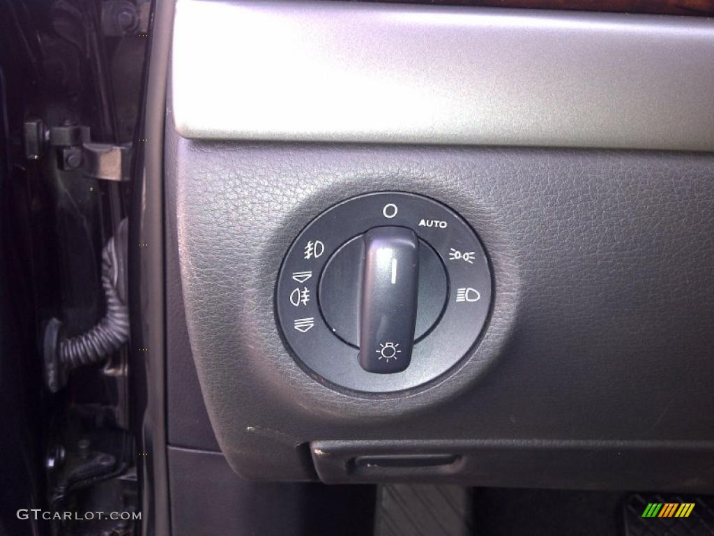 2005 Audi A8 4.2 quattro Controls Photo #46672532