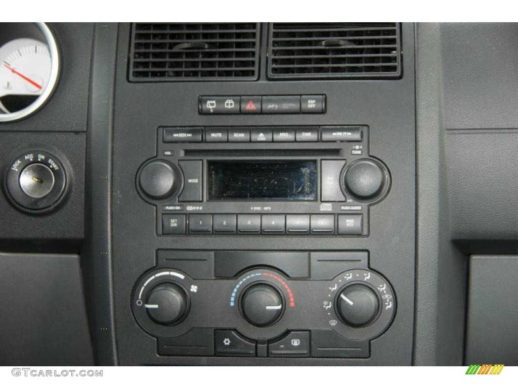 2005 Dodge Magnum SXT Controls Photo #46675724