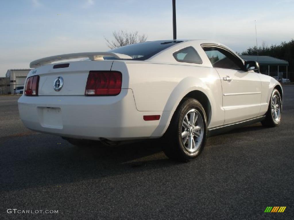 2006 Mustang V6 Premium Coupe - Performance White / Dark Charcoal photo #3