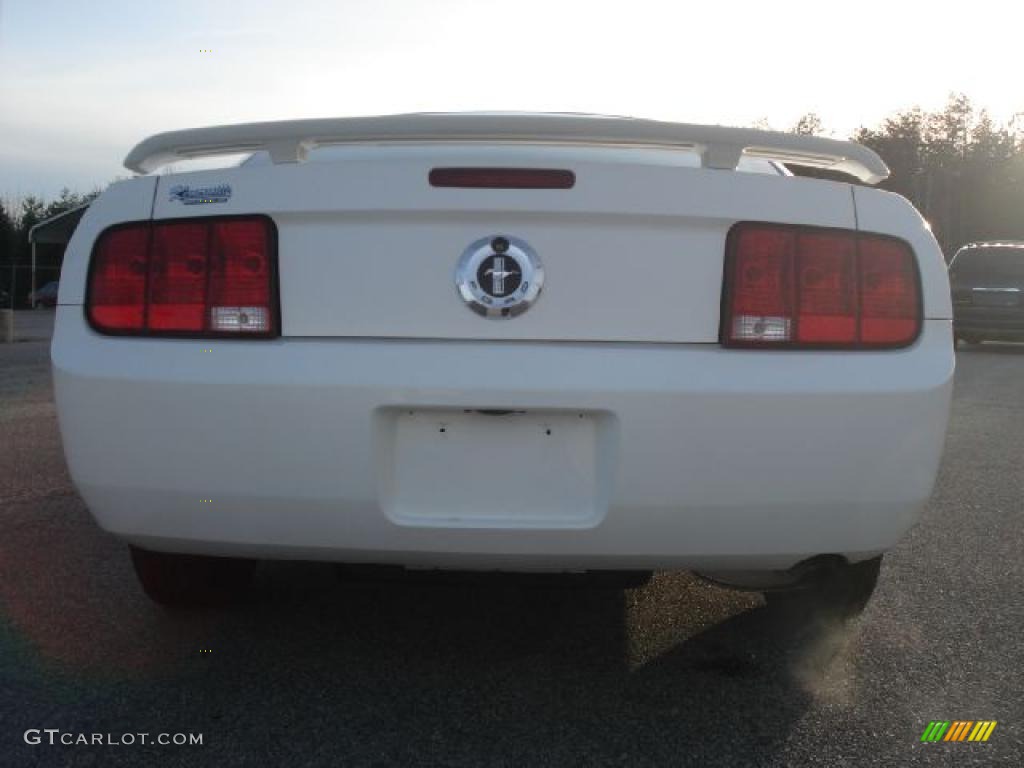 2006 Mustang V6 Premium Coupe - Performance White / Dark Charcoal photo #4