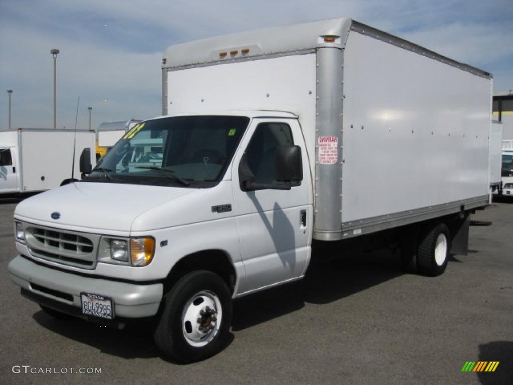 Oxford White 2002 Ford E Series Cutaway E350 Commercial Moving Truck Exterior Photo #46681370