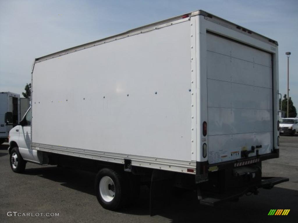Oxford White 2002 Ford E Series Cutaway E350 Commercial Moving Truck Exterior Photo #46681382