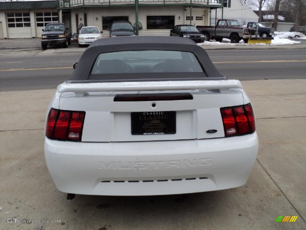2002 Mustang V6 Convertible - Oxford White / Dark Charcoal photo #4