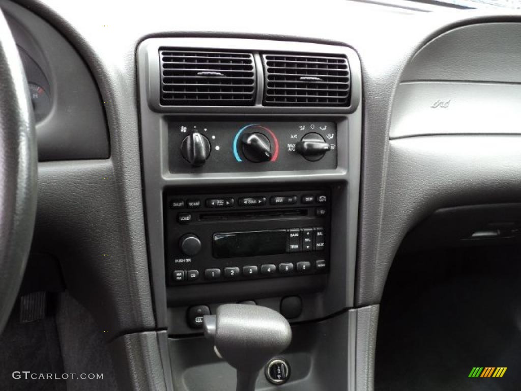 2002 Ford Mustang V6 Convertible Controls Photo #46700109
