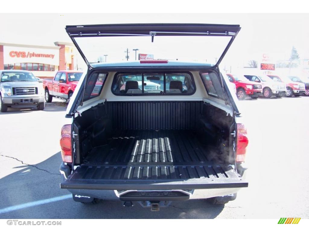 2006 Tacoma V6 TRD Access Cab 4x4 - Super White / Graphite Gray photo #20