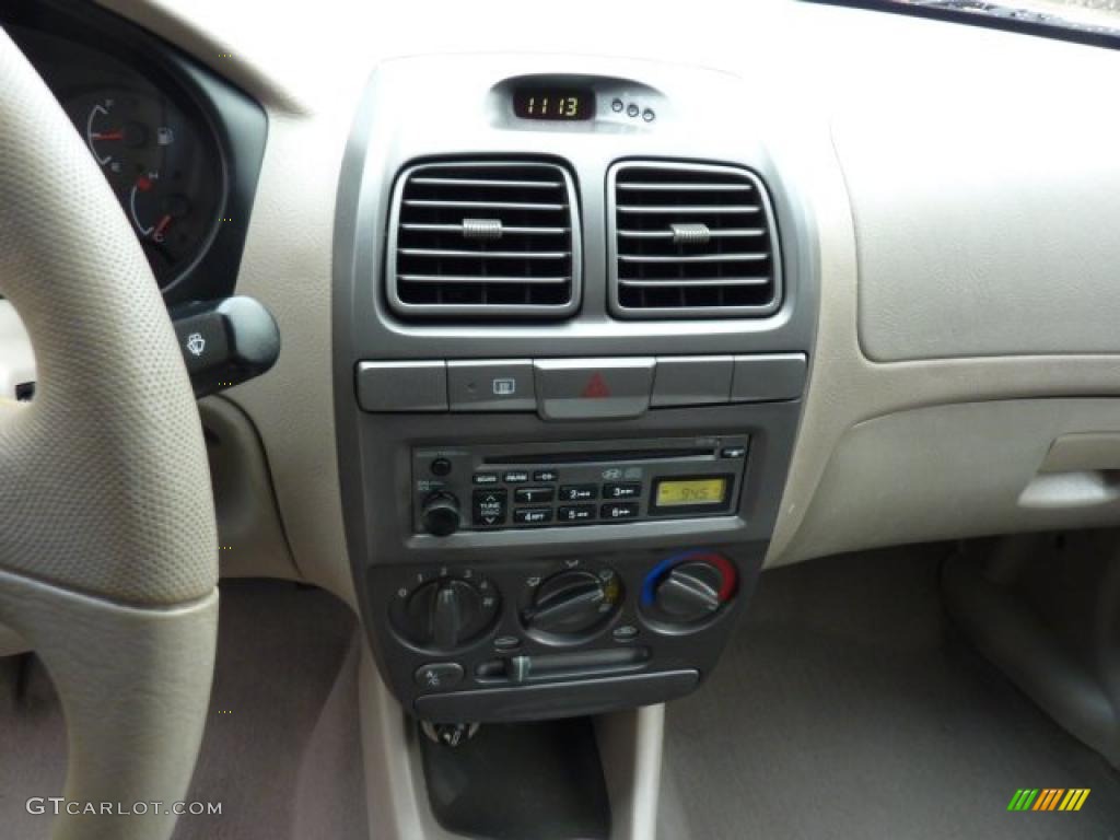 2002 Hyundai Accent GL Sedan Controls Photo #46710369