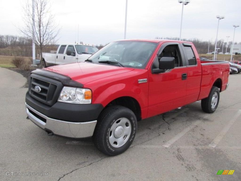 2008 F150 XL SuperCab 4x4 - Bright Red / Medium Flint Grey photo #4