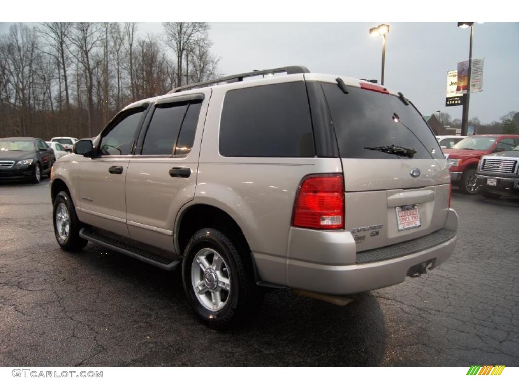 2004 Explorer XLT - Silver Birch Metallic / Medium Parchment photo #44