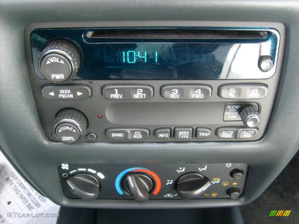 2004 Chevrolet Cavalier LS Sedan Controls Photo #46728714