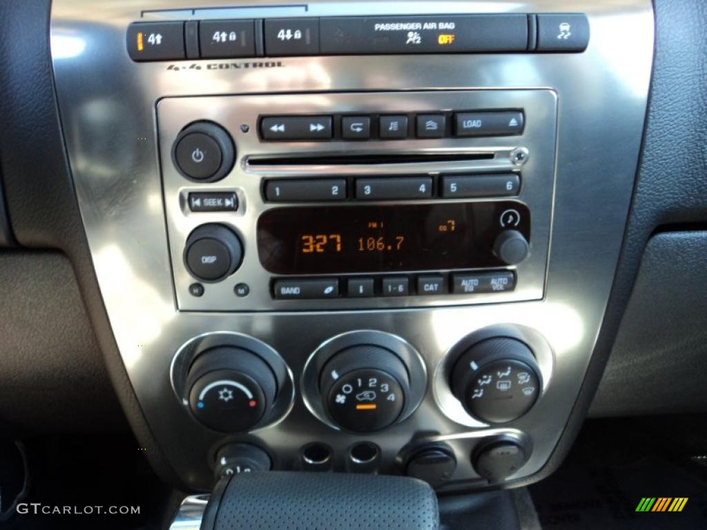 2010 Hummer H3 Standard H3 Model Controls Photo #46733856
