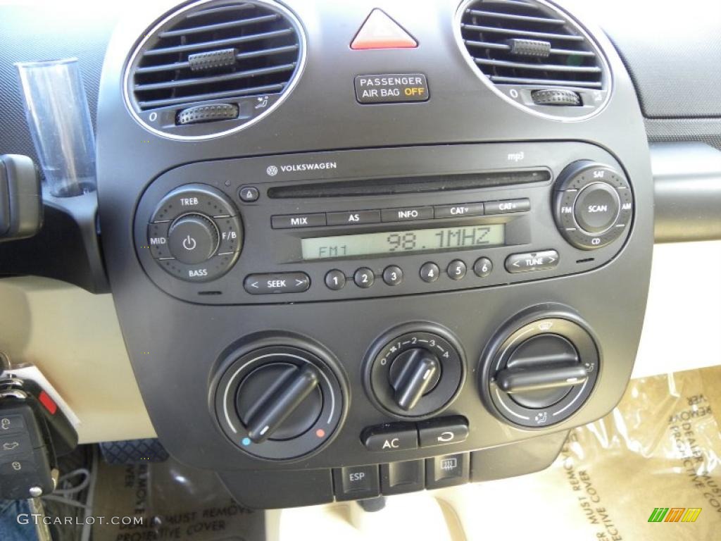 2008 Volkswagen New Beetle S Coupe Controls Photo #46740661