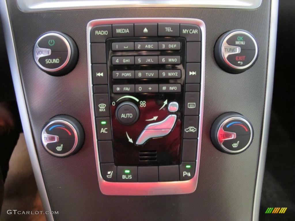 2011 Volvo XC60 3.2 R-Design Controls Photo #46757961
