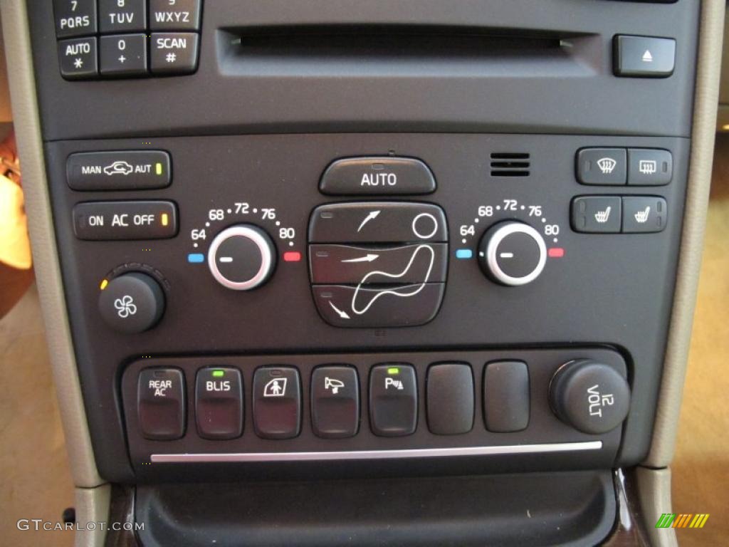 2011 Volvo XC90 3.2 Controls Photos