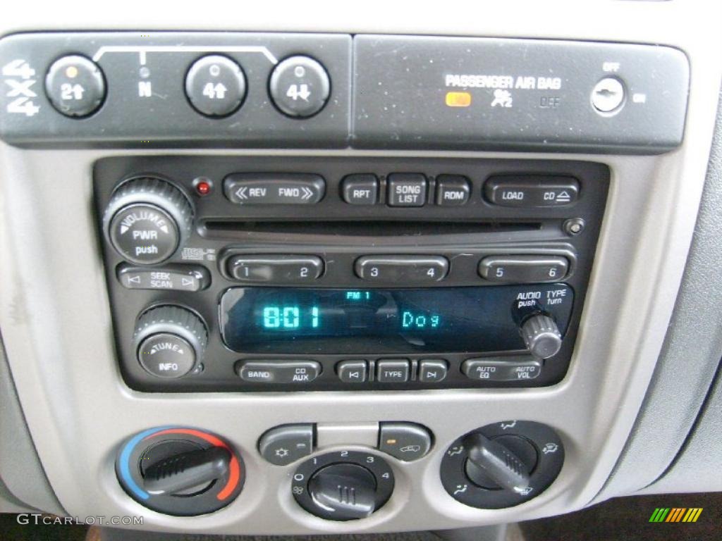 2005 Chevrolet Colorado LS Regular Cab 4x4 Controls Photo #46759950