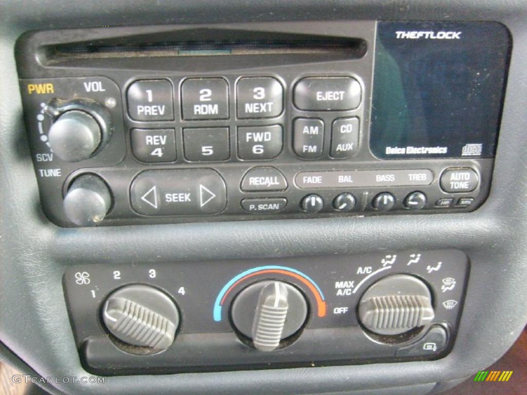 2000 Chevrolet S10 LS Extended Cab 4x4 Controls Photo #46763445