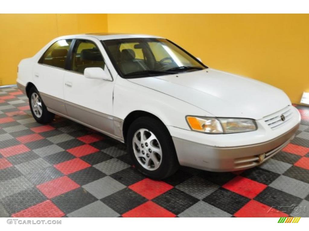 1997 Camry XLE V6 - Super White / Beige photo #1