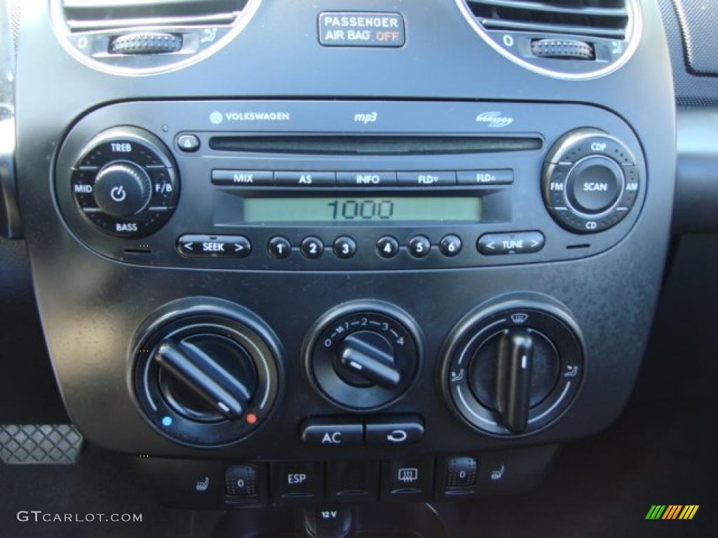 2007 Volkswagen New Beetle 2.5 Convertible Controls Photo #46767000