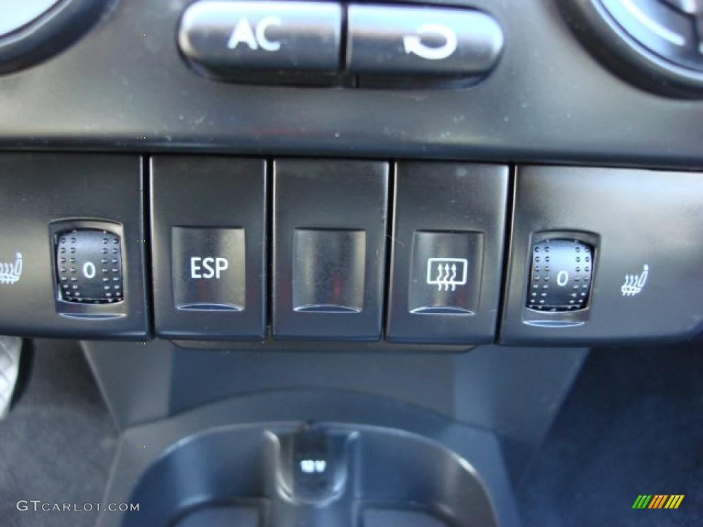 2007 Volkswagen New Beetle 2.5 Convertible Controls Photo #46767015