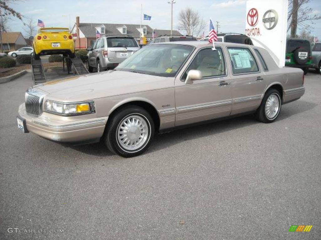 1997 Town Car Signature - Light Prairie Tan Metallic / Beige photo #2