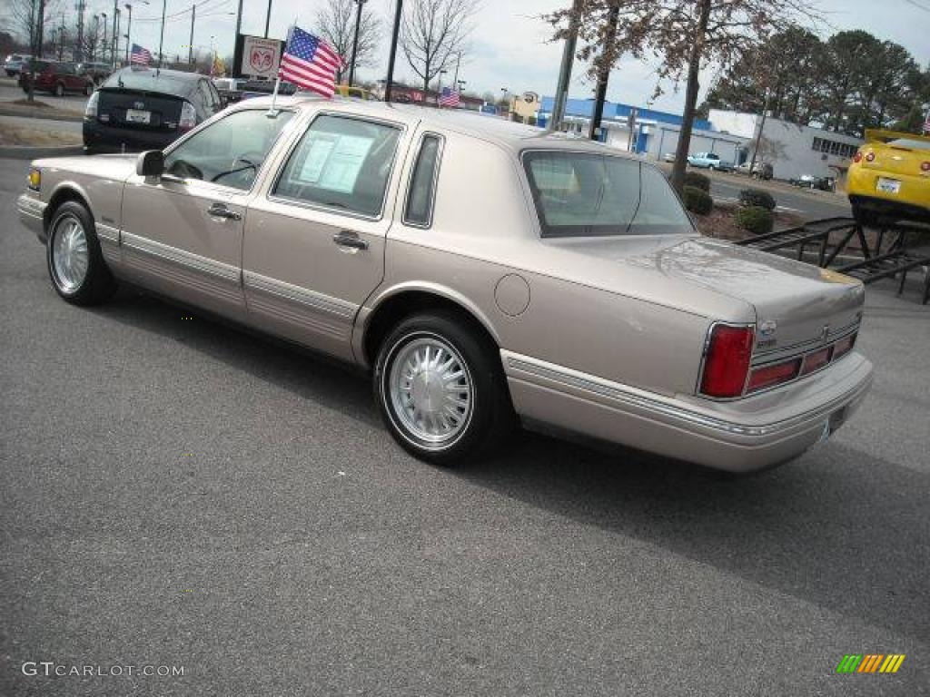 1997 Town Car Signature - Light Prairie Tan Metallic / Beige photo #4