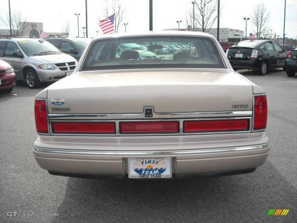 1997 Town Car Signature - Light Prairie Tan Metallic / Beige photo #5
